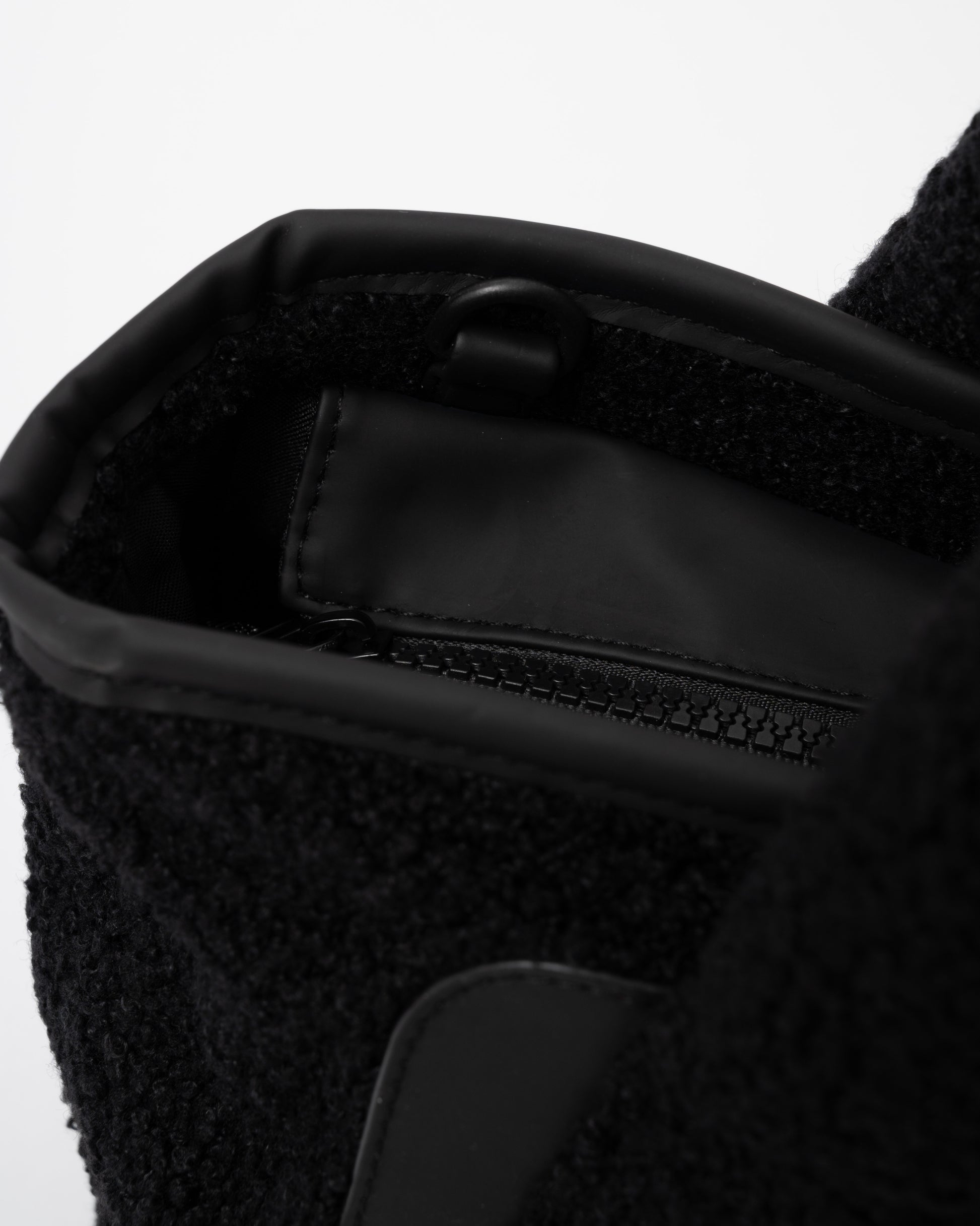 Hunter Alloa Borg Crossbody zip detail