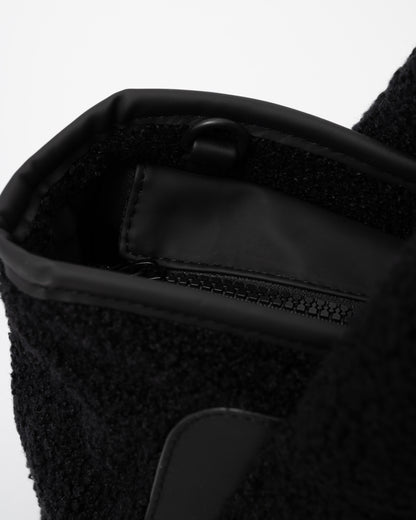 Hunter Alloa Borg Crossbody zip detail