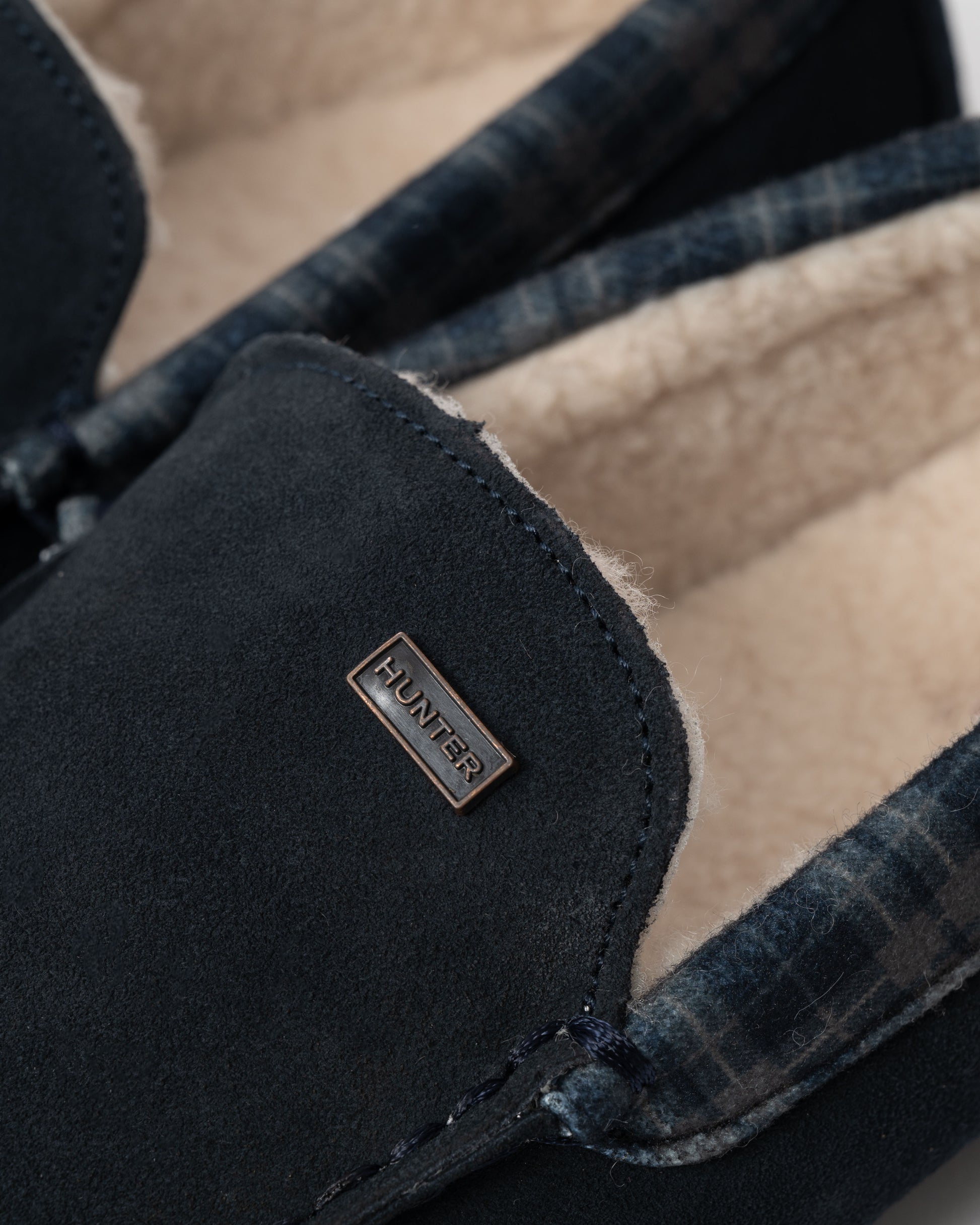 Hunter Mens Moccasin Slipper Tartan Collar logo detail