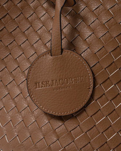 logo detail Ilse Jacobsen Reversible Braided Shopper in Goldy Sand Dollar Metallic 256133