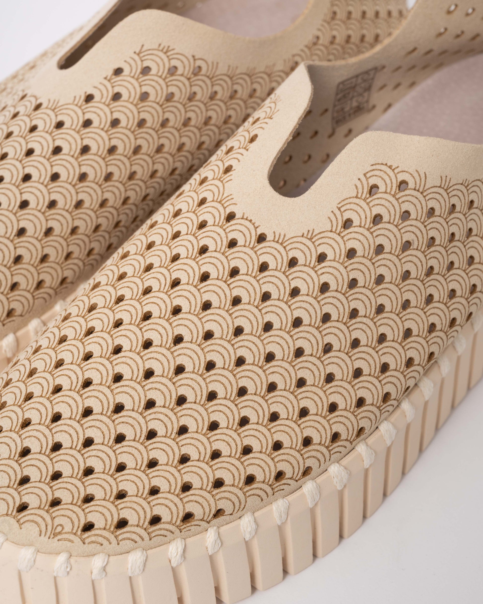Tulip Slip-In Womens Platform Shoes in Kit 144 - Detail