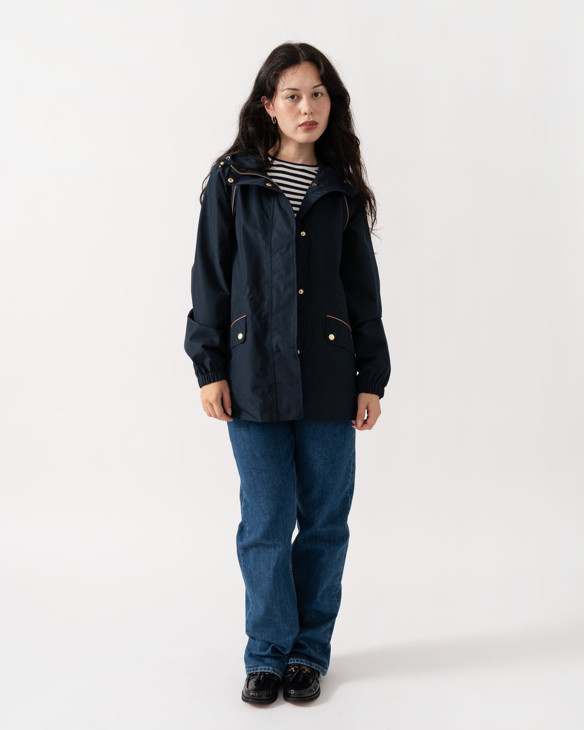 Model wearing the Joules Everdry Womens Packable Raincoat - Navy