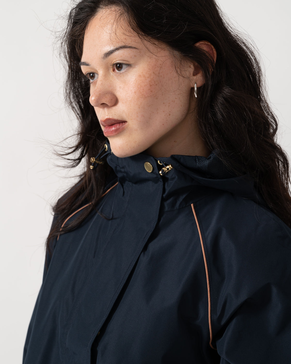 Collar detail of Joules Everdry Womens Packable Raincoat - Navy