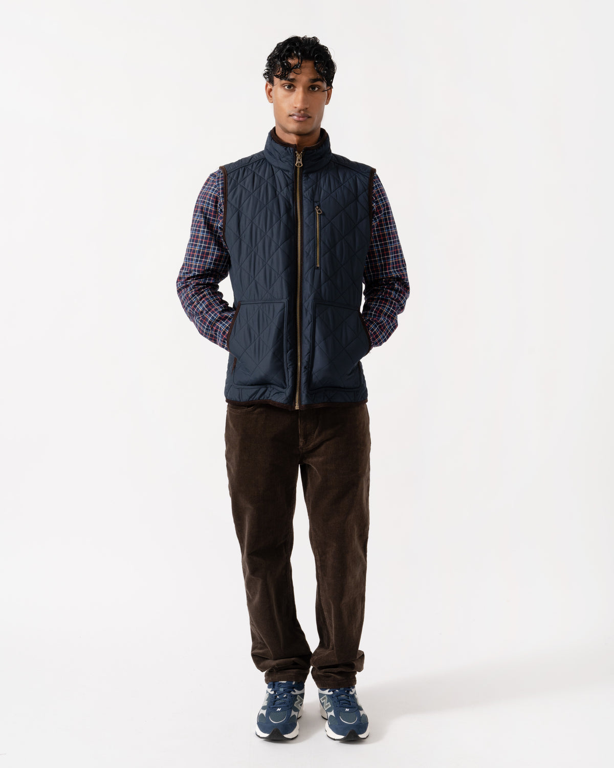 Man wearing the Joules Maynard Mens Quilted Gilet - Navy