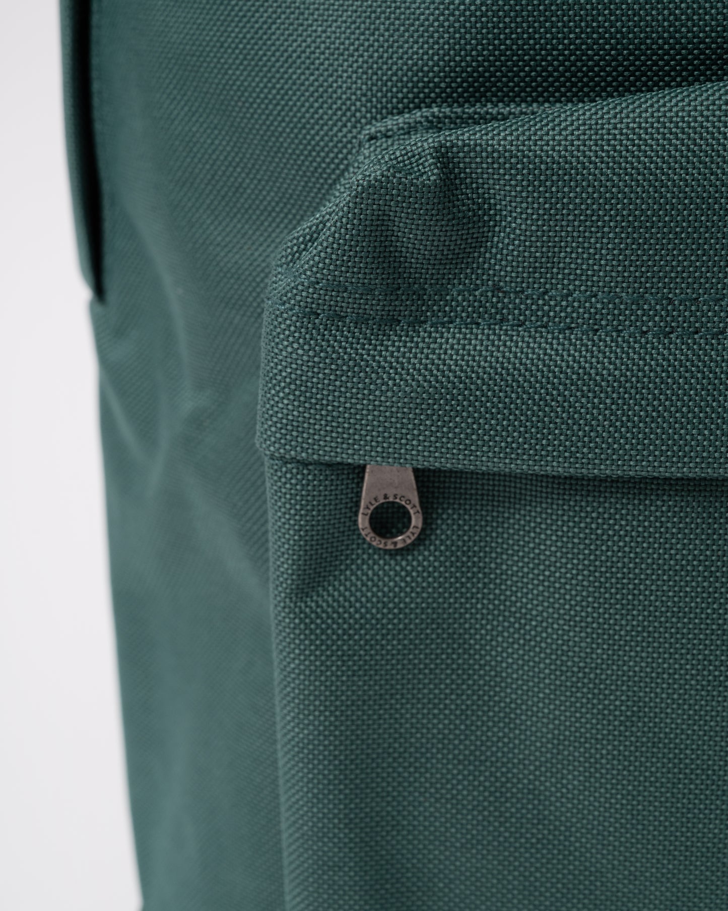 Lyle & Scott Backpack - W130 Everglade - zip detail