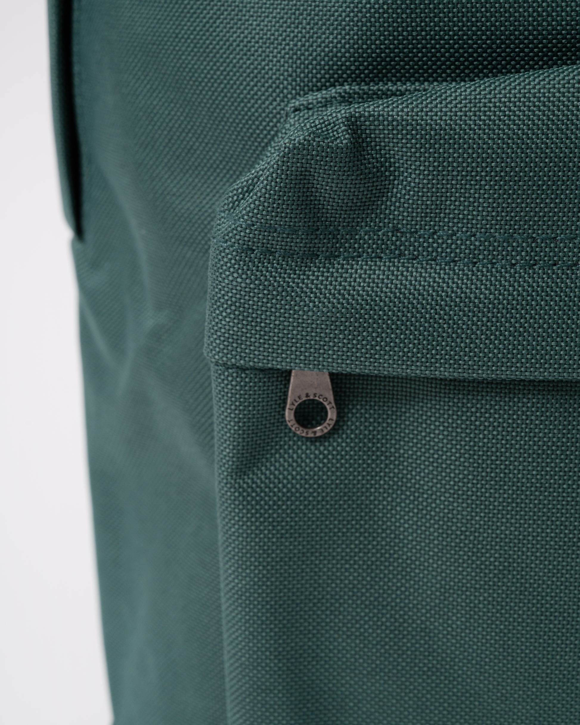 Lyle & Scott Backpack - W130 Everglade - zip detail
