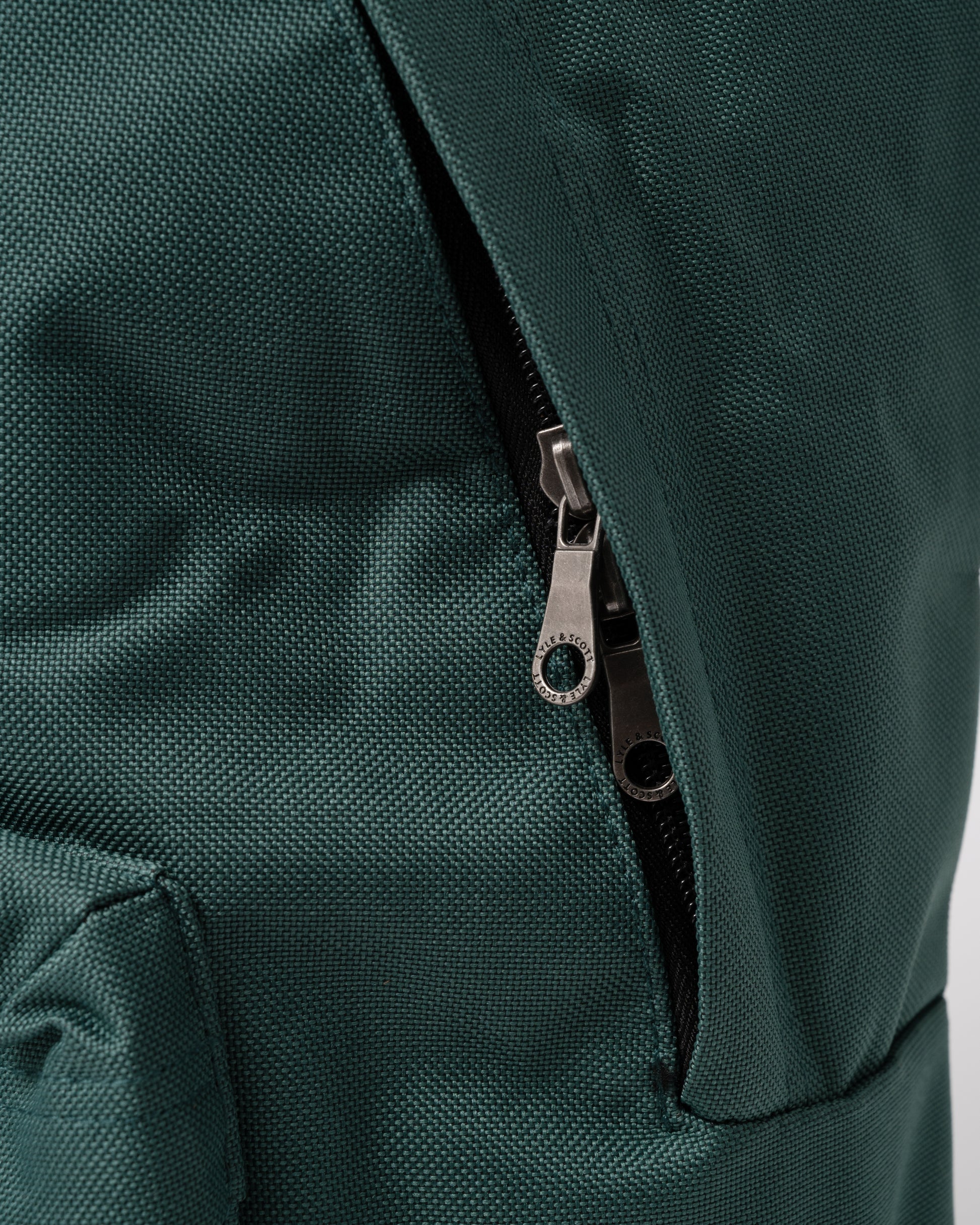 Lyle & Scott Backpack - W130 Everglade - main compartment zip detail