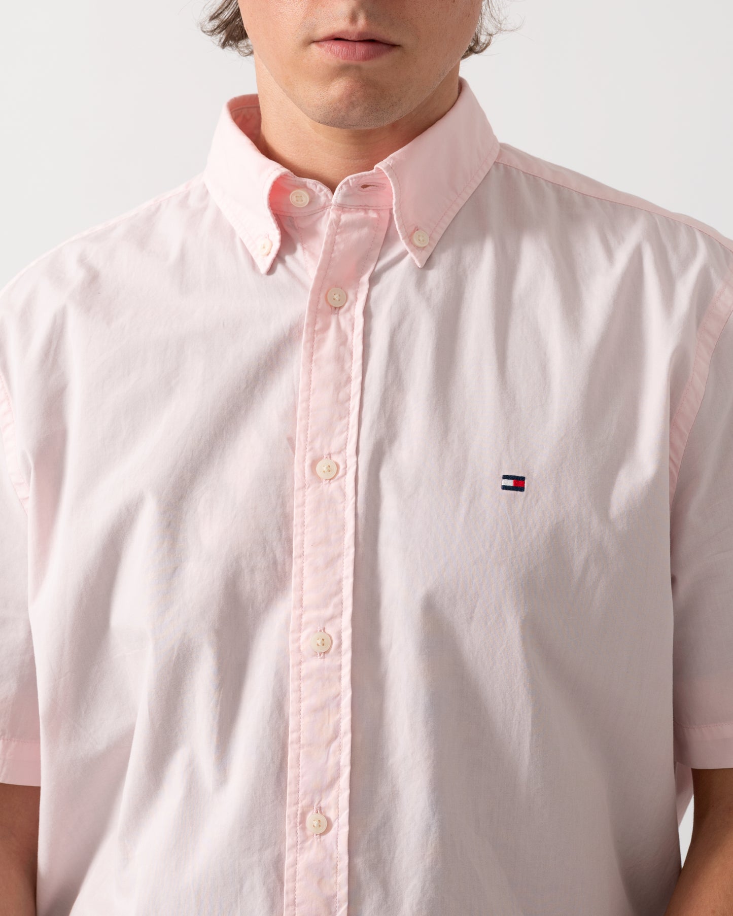 close up of model wearing a Tommy Hilfiger GMD Poplin Mens Short Sleeve Shirt in Pink Lily