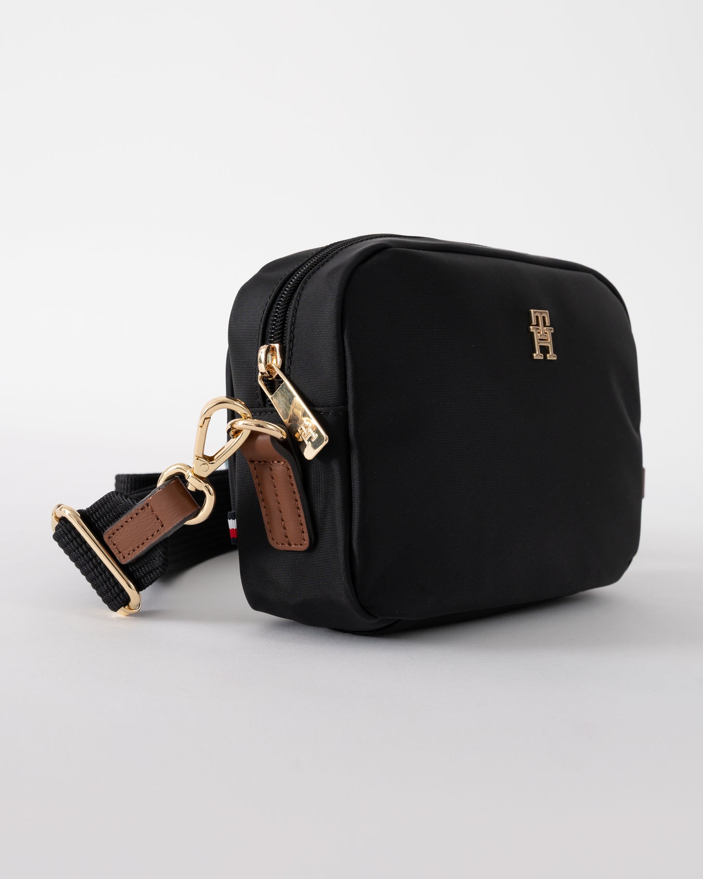 side view of Tommy Hilfiger Popette Womens Camera Bag in Black
