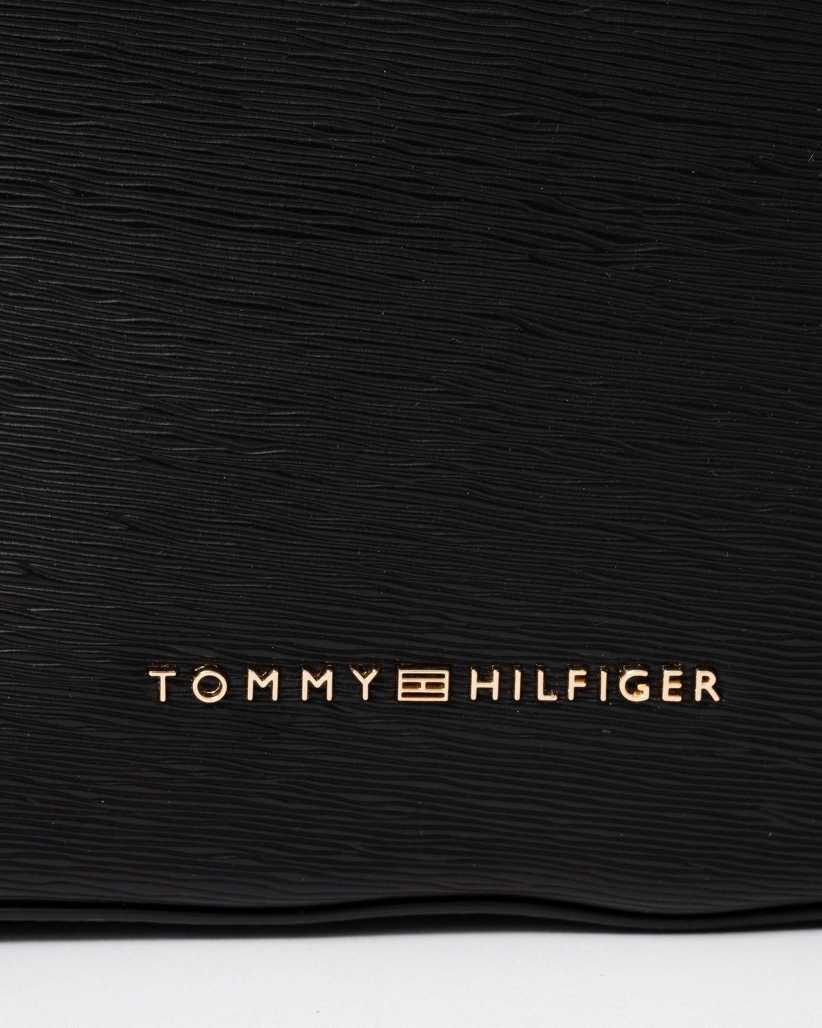 Logo on the Tommy Hilfiger TH Modern Womens Camera Bag - Black