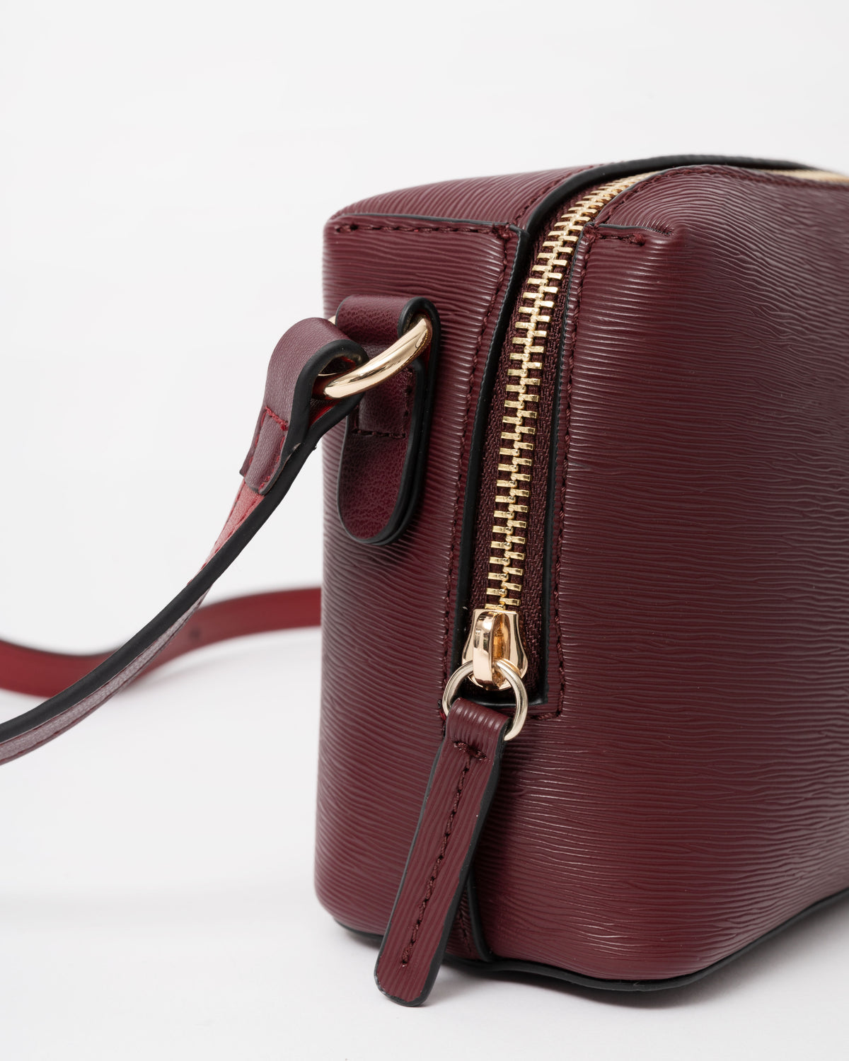 Zip on the Tommy Hilfiger TH Modern Womens Camera Bag - Oxblood