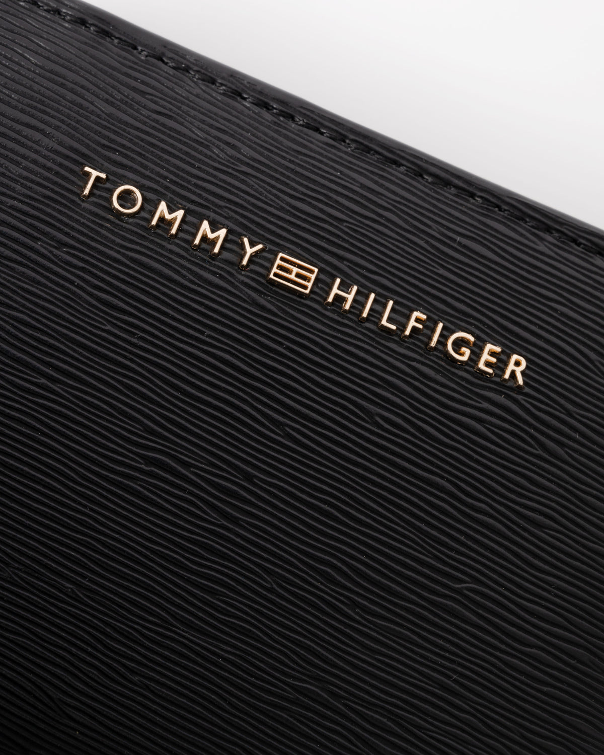 Logo on the Tommy Hilfiger TH Modern Womens Medium Zip Wallet - Black