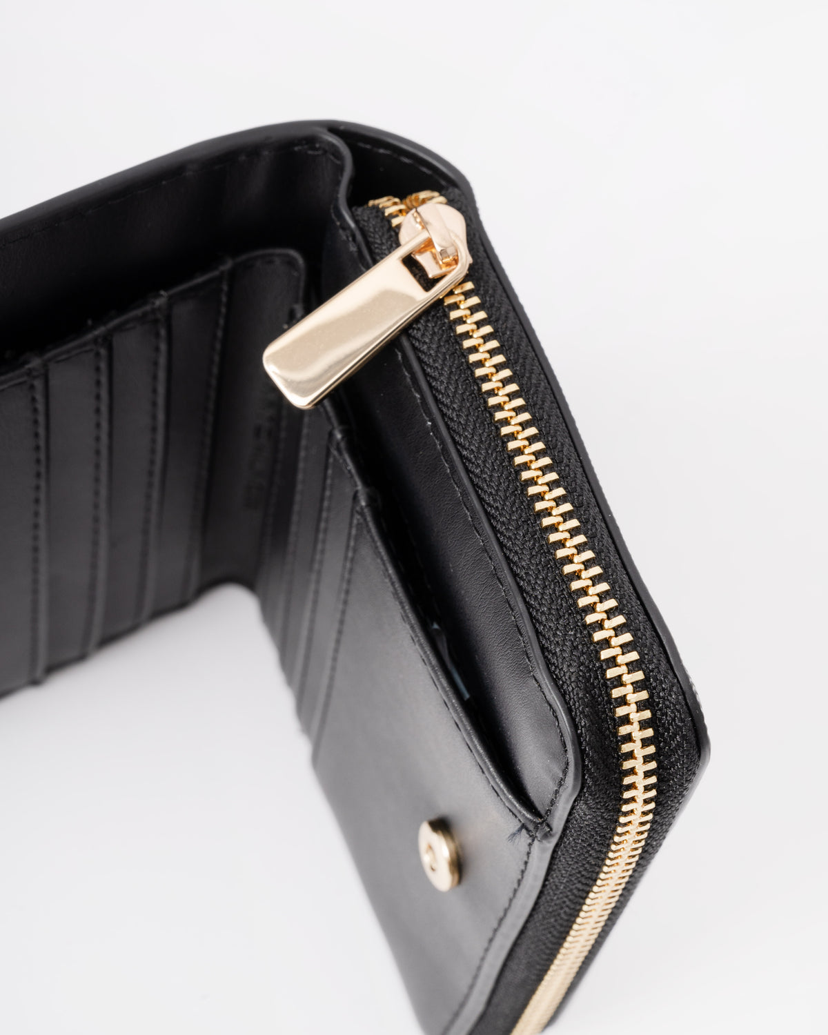 Zip detail on the Tommy Hilfiger TH Modern Womens Medium Zip Wallet - Black