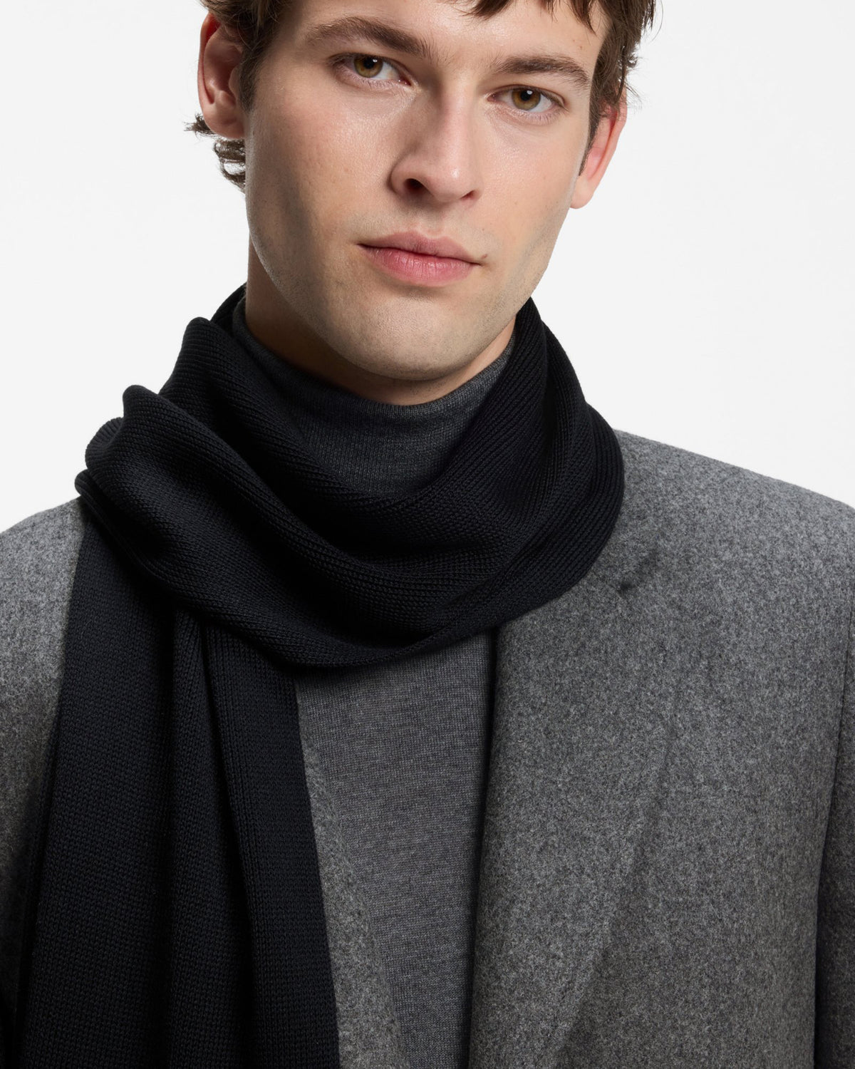 BOSS Orange Albas Mens Knitted scarf in virgin wool with logo detail - Black 001 model detail
