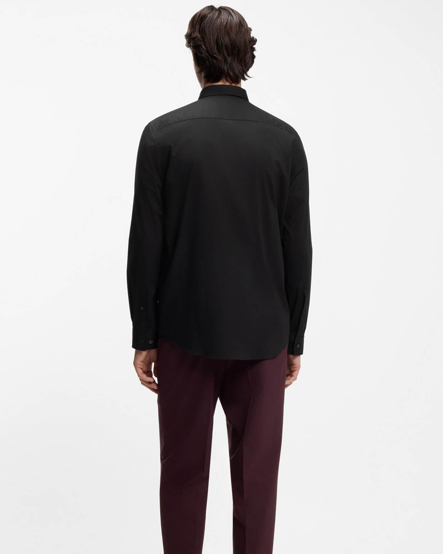 Model wearing HUGO Mens Emero Mens Relaxed-Fit Shirt in Stretch-Cotton Canvas in Black 001 - back