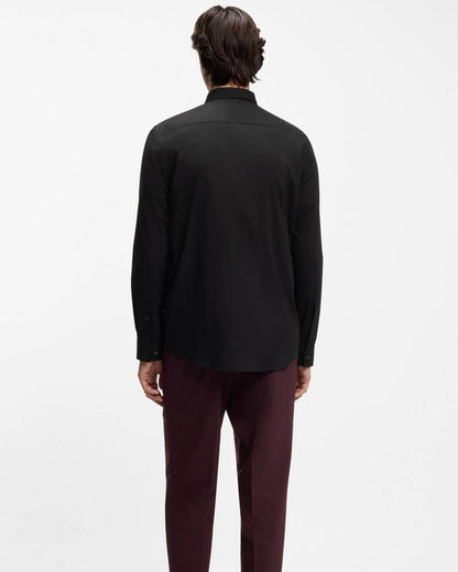 Model wearing HUGO Mens Emero Mens Relaxed-Fit Shirt in Stretch-Cotton Canvas in Black 001 - back
